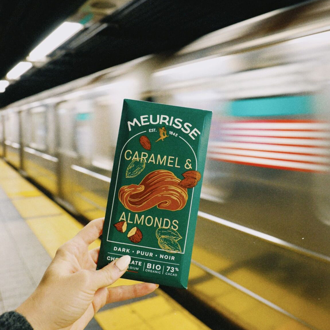 organic-dark-chocolate-with-caramelised-almonds-us-11440888119564_3.jpg